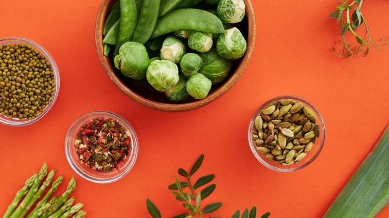 Affichage vibrante de légumes et épices nutritifs sur un fond rouge audacieux.