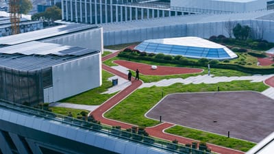 Vue aérienne d'un jardin contemporain sur le toit d'un immeuble moderne à Hangzhou, en Chine.