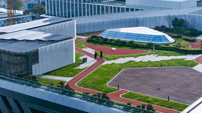 Vue aérienne d'un jardin contemporain sur le toit d'un immeuble moderne à Hangzhou, en Chine.