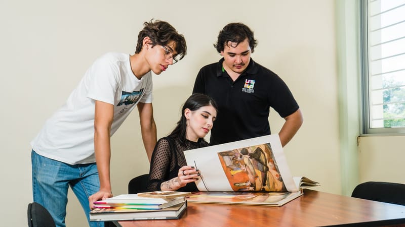 Des étudiants collaborent à l'analyse artistique d'une université de Culiacán. Ils discutent autour de livres d'art.