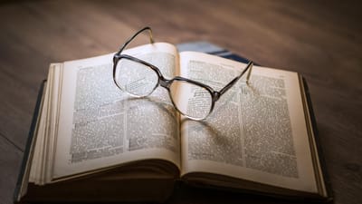 lunettes, livre, éducation, recherche, connaissance, texte, cahier de texte, information, littérature, étudier, lis, ouvert, vieille, ancien, antique, rétro, page, littéraire, livre, livre, livre, livre, livre