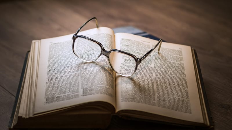 lunettes, livre, éducation, recherche, connaissance, texte, cahier de texte, information, littérature, étudier, lis, ouvert, vieille, ancien, antique, rétro, page, littéraire, livre, livre, livre, livre, livre