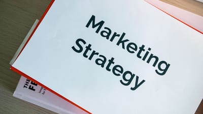 Un document de stratégie marketing présenté sur un bureau, mettant en avant les éléments essentiels de la planification commerciale.