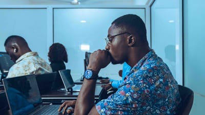 Des étudiants dans une classe d'informatique apprennent le codage et le développement de logiciels à Accra, au Ghana.