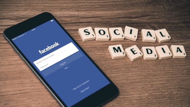médias sociaux, facebook, téléphone intelligent, iphone, mobile, médias, la toile, l'internet, réseau social, réseaux sociaux, multimédia, facebook, facebook, facebook, facebook, facebook, réseaux sociaux