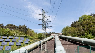 Paysage industriel avec une tour de transmission, des pipelines et des panneaux solaires à Geesthacht, en Allemagne.