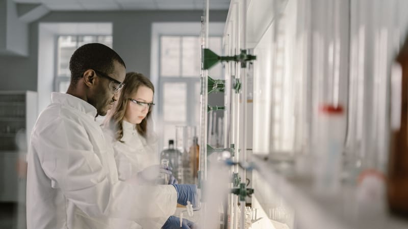 Deux scientifiques effectuant des recherches dans un laboratoire moderne axé sur la chimie.