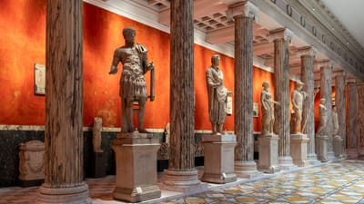 Explorez les sculptures antiques dans la grande salle aux colonnes de marbre de la Ny Carlsberg Glyptotek, à Copenhague.