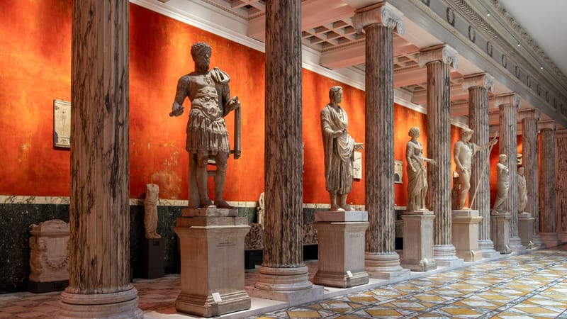 Explorez les sculptures antiques dans la grande salle aux colonnes de marbre de la Ny Carlsberg Glyptotek, à Copenhague.