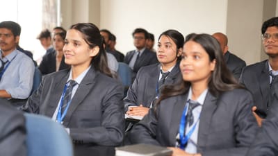 étudiants, costume d'affaires, école, conférence, éducation, classe, formel, concentration, apprentissage, étudiants en mba, jeunesse, travail d'équipe, présentation, sérieux, enseignement, jeunes adultes, tenue formelle, affaires, environnement d'apprentissage, carrière future