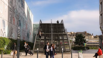 La vie urbaine dynamique capturée dans un escalier moderne à Angers, en France.