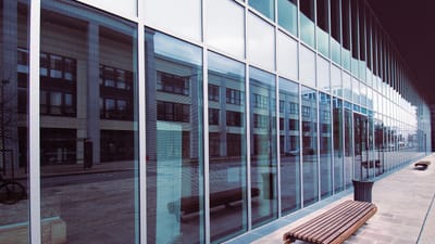 l'architecture, imeuble, campus, façade, extérieur en verre, réflexion, banc, université, paris-saclay, la france