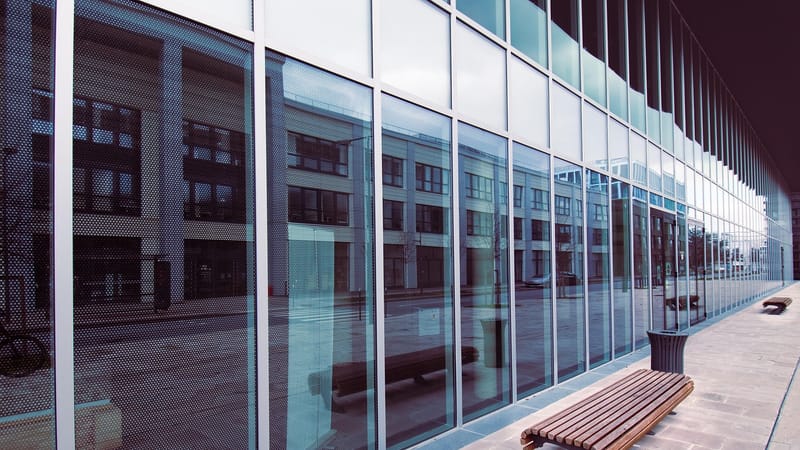 l'architecture, imeuble, campus, façade, extérieur en verre, réflexion, banc, université, paris-saclay, la france