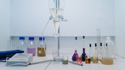 Une vue détaillée de verre de laboratoire avec des produits chimiques colorés, idéale pour la recherche scientifique et les expériences.