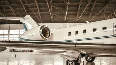 Un jet privé élégant avec moteur visible dans un hangar spacieux à Paris, France.