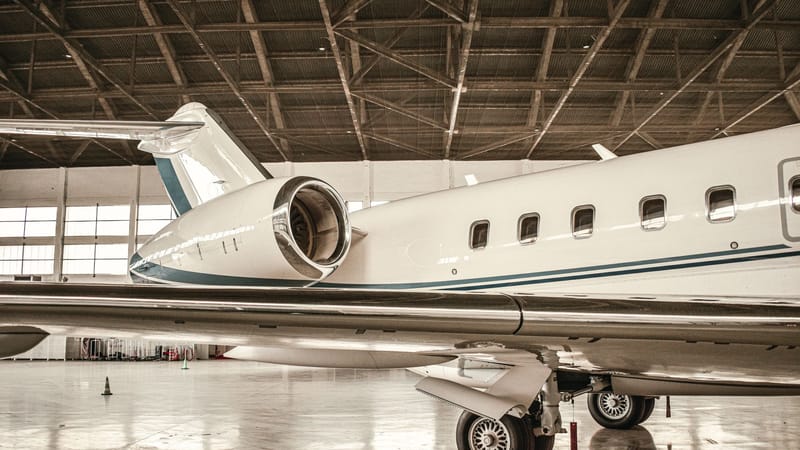 Un jet privé élégant avec moteur visible dans un hangar spacieux à Paris, France.