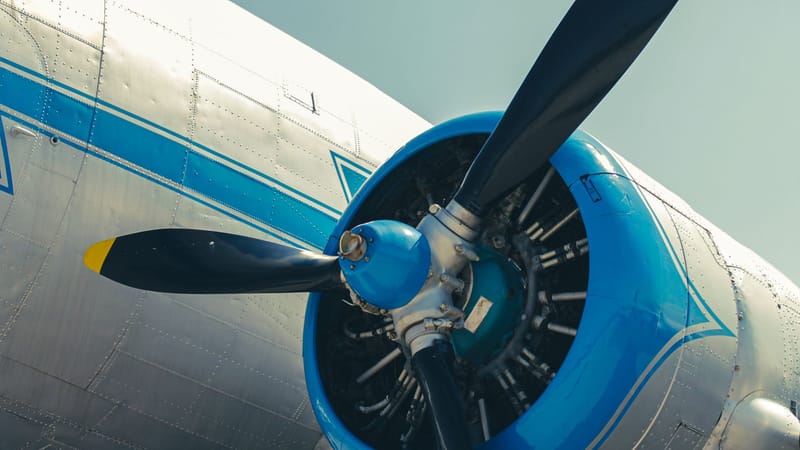 Vue détaillée d'un moteur d'hélice d'avion vintage avec des accents bleus à Budapest.