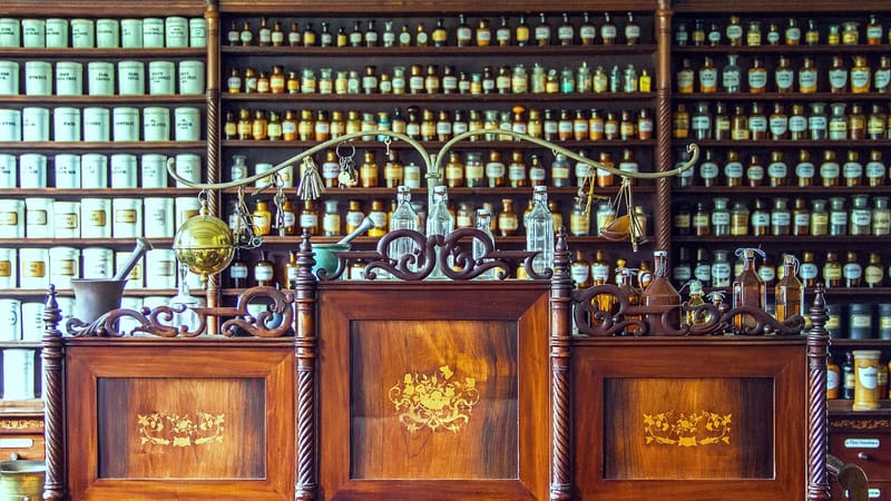 pharmacie, compteur, médicament, comptoir de pharmacie historique, comptoir en bois, bouteilles en verre, verres à fiole, kiel, molfsee, comptoir avec incrustations, bouteilles en verre médical, comptoir avec ornements en fer, pharmacie, pharmacie, pharmacie, pharmacie, pharmacie