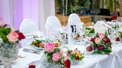 réception de mariage, réglage de la table, fleurs, centres de table, flower background, compositions florales, verrerie, verres à pied, table, fond d'écran fleur, belles fleurs, dîner, un événement, des roses, décoration, nature, des places, mariage, verres à vin