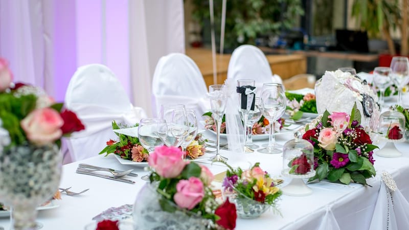 réception de mariage, réglage de la table, fleurs, centres de table, flower background, compositions florales, verrerie, verres à pied, table, fond d'écran fleur, belles fleurs, dîner, un événement, des roses, décoration, nature, des places, mariage, verres à vin