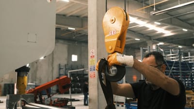 Un ouvrier utilise des machines de levage industrielles dans une usine de Konya.