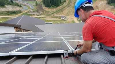technicien, panneau solaire, renouvelable, installation, construction, la technologie, système, soleil, puissance, numérique, réseau, énergie verte, photovoltaïque, bleu, connexion, la mise en réseau, filtrer, entreprise, dispositif, homme