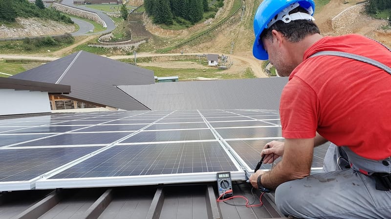 technicien, panneau solaire, renouvelable, installation, construction, la technologie, système, soleil, puissance, numérique, réseau, énergie verte, photovoltaïque, bleu, connexion, la mise en réseau, filtrer, entreprise, dispositif, homme