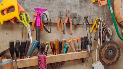 Outils à main organisés sur un mur dans un atelier. Équipement de menuiserie essentiel soigneusement exposé.