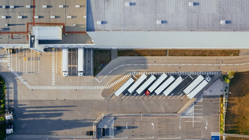 production, établissement, la logistique, centre de distribution, transit, un camion, transport, vue de dessus, industriel, semi, vue aérienne, lourd, depot, allemagne, dépot, camion porte-conteneurs, des conteneurs d'expédition, entrepôt, route, quai de chargement, usine, déchargement, distribuer, décharger, l'europe , photographie aérienne