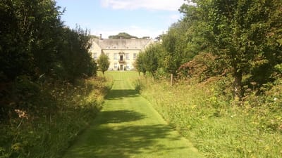 nunnington, salle, york, north yorkshire, nature, de campagne, domicile, anglais, seigle de rivière, rydale, vallée d'york, façade, vue de face, chemin, passerelle, de face, jardin, conception, sentier, résidentiel, extérieur, aménagement paysager, résidence, structure, biens, construction, touristique, domaine, brique, palais, tour, style, historique, tourisme, scénique, logement, vieille