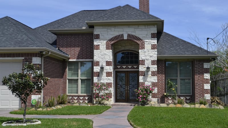 jardinage, jardin, loger, pelouse, l'architecture, domicile, allée, toit, banlieue, cour, entrée, famille, brique, imeuble, luxe, château, de face, domaine, porche, résidence, façade, extérieur, biens, réel, conception, de banlieue, porte, flower background, la fenêtre, moderne, construction, architectural, contemporain, résidentiel, logement, grande, gazon, aménagement paysager, quartier, luxueux, ciel, vert, nature, chemin, foyer, cheminée, garage, l'été, paysage, bleu, cher, ensoleillé, arbre