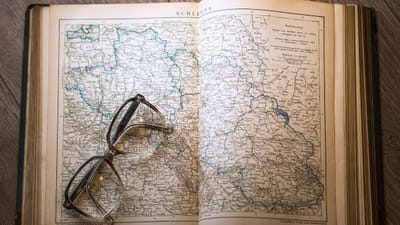 connaissance, livre, une bibliothèque, lunettes, cahier de texte, information, éducation, littérature, empiler, étudier, lis, papier, étagère à livres, ouvert, l'école, sagesse, vieille, ancien, bibliothèque, couvrir, texte, recherche, science, antique, librairie, rétro, imprimer, université, bois, page, littéraire, mur, en bois, table, macro, fermer, l'histoire, carte, amérique, atlas, l'europe , livre brun, brun école, brown livres, brown de l'éducation, brown library, papier brun, brun de la
