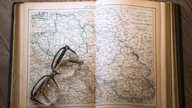 connaissance, livre, une bibliothèque, lunettes, cahier de texte, information, éducation, littérature, empiler, étudier, lis, papier, étagère à livres, ouvert, l'école, sagesse, vieille, ancien, bibliothèque, couvrir, texte, recherche, science, antique, librairie, rétro, imprimer, université, bois, page, littéraire, mur, en bois, table, macro, fermer, l'histoire, carte, amérique, atlas, l'europe , livre brun, brun école, brown livres, brown de l'éducation, brown library, papier brun, brun de la