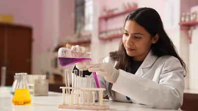 laboratoire, recherche scientifique, manteau blanc, produits chimiques, expérience, b, sc, cours, étudiant, jaipur, enseignement, éducation, femme, université, académique, croissance professionnelle, l'enseignement supérieur, collège poddar, inde, travaux de laboratoire, formation en laboratoire, recherche en laboratoire