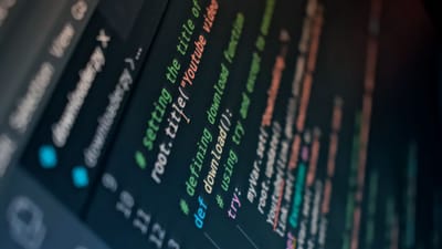 Vue détaillée du code informatique mettant en évidence la syntaxe en couleurs sur un écran.