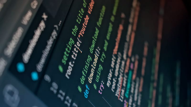 Vue détaillée du code informatique mettant en évidence la syntaxe en couleurs sur un écran.