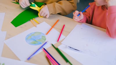 Les enfants explorent leur créativité à travers des activités de dessin et de découpage axées sur l'écologie.