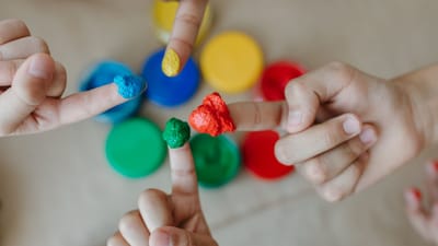 Des enfants explorant leur créativité avec de la peinture aux doigts colorée. Gros plan sur des mains et de la peinture.