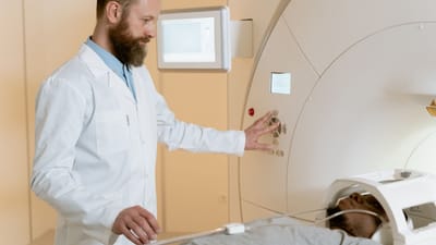Un médecin opère une machine IRM pendant qu'un patient subit un scan dans un établissement médical.