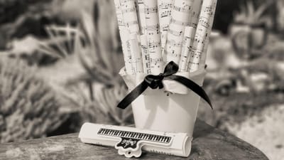sheet music, noir et blanc, décor musical, notes de musique, cadeau de musique, musique ancienne, musique classique, photographie artistique, monochrome, rouleaux de musique, conception élégante, cadeau créatif, bouquet de musique, décor romantique, partition de piano, professeur de musique, billets roulés, style minimaliste, décor rétro, fond musical, cadeau du compositeur, art musical à faire soi-même, inspiration musicale, ruban noir, photographie de musique