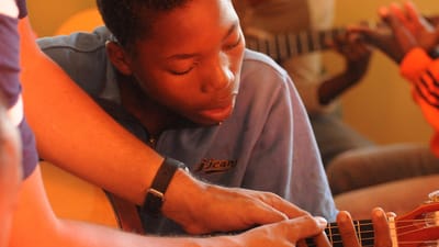 cours de musique, guitare, instrument, musique, école de musique, mozambique, acoustique, instrument de musique, musical, vieille guitare, le noir, young, professeur