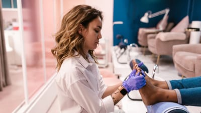 Femme offrant un traitement de pédicure dans un salon moderne et élégant. Soins de beauté axés.
