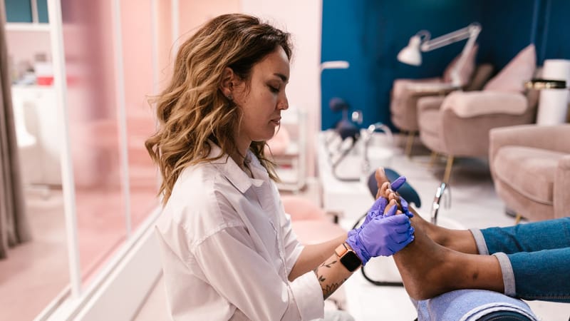 Femme offrant un traitement de pédicure dans un salon moderne et élégant. Soins de beauté axés.