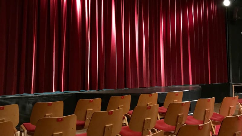salle, étape, dramaturgie, opéra, rideau, projecteur, lever le rideau, théâtre, un cabaret, présentation, spectacle, velours, rideau rouge, mise en scène, casser, s'asseoir, tension, projecteur, théâtre, théâtre, théâtre, théâtre, théâtre, spectacle, rideau rouge