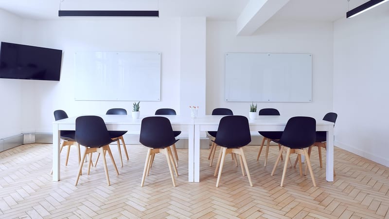chaises, salle de conférence, contemporain, vider, à l'intérieur, design d'intérieur, pièce, table, les tableaux blancs, salle de réunion, un meuble, décoration d'intérieur, chaises, table, table, table, table, table