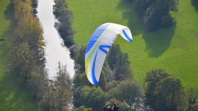 parapentes, parapentistes, pratique vol libre, vent, air, activités sportives, clécy normandie, france, loisir
