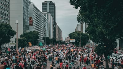 Une grande protestation de rue avec une foule diversifiée à Rio de Janeiro, Brésil.