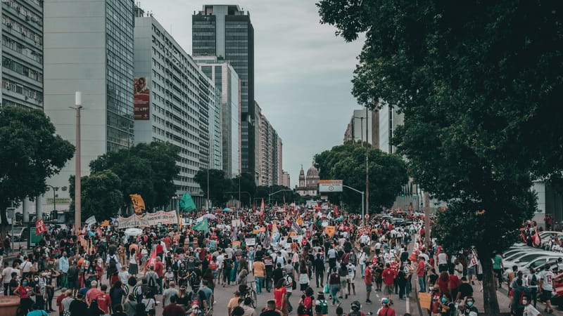 Une grande protestation de rue avec une foule diversifiée à Rio de Janeiro, Brésil.