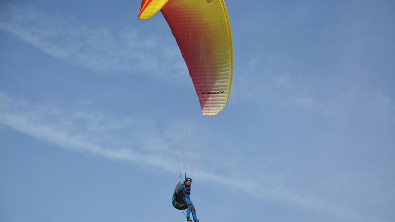 parapentes, parapentistes, sport loisir, pratique vol libre, para moteur, vent, air, activités sportives, clécy normandie, france, loisir
