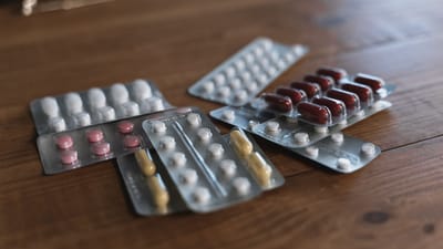 Une variété de pilules en plaquettes sur une surface en bois. Idéal pour un contenu lié à la santé.